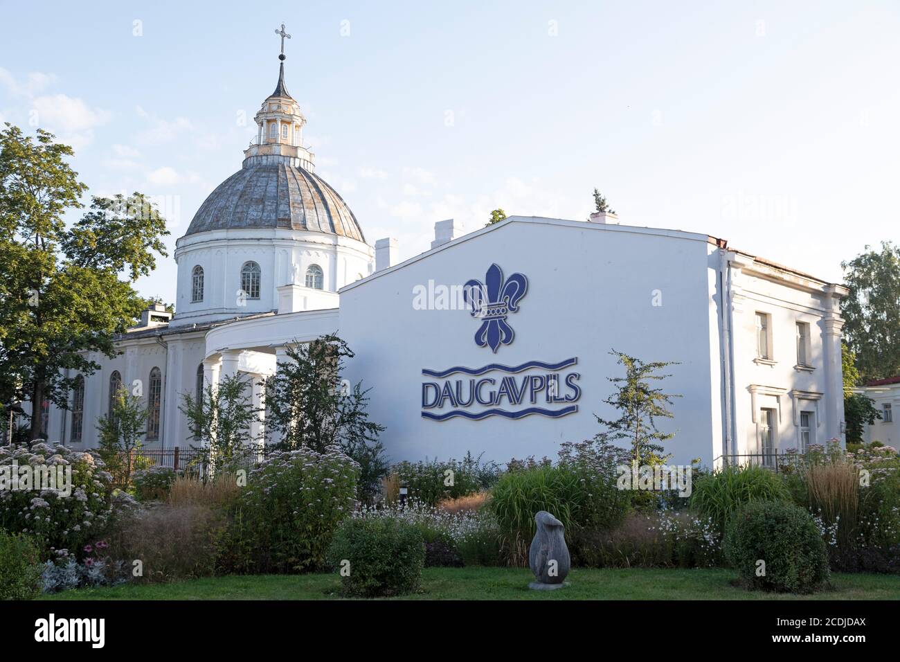 El nombre de Daugavpils en una pared por la Iglesia de San Pedro en Daugavpils, Letonia. El lugar de culto católico romano está en el centro de la segunda ciudad de Letonia. Foto de stock