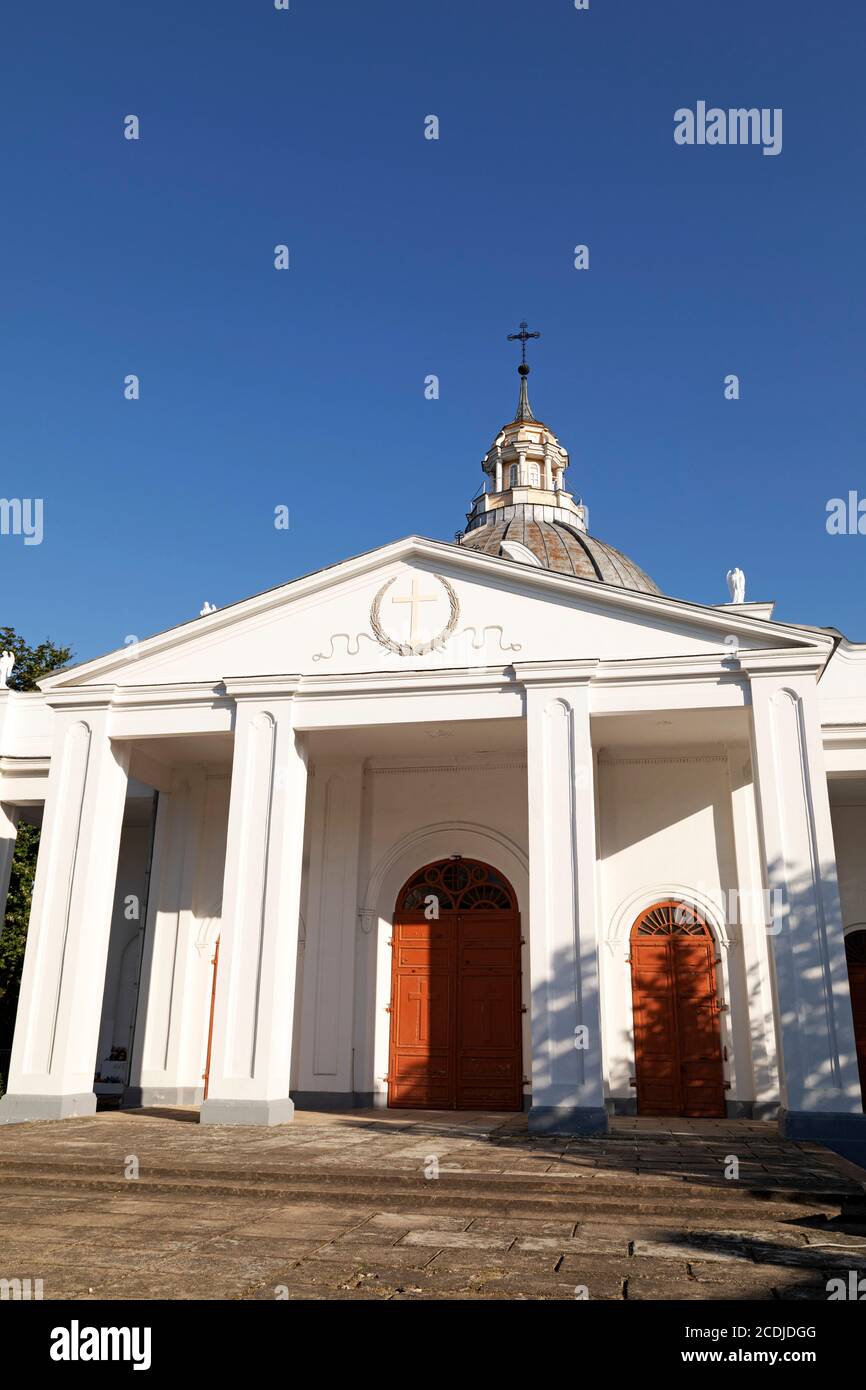 Iglesia de San Pedro en Daugavpils, Letonia. El lugar de culto católico romano está en el centro de la segunda ciudad de Letonia. Foto de stock