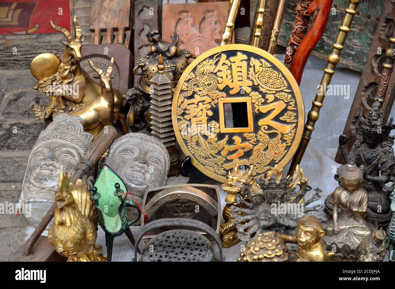 PINGYAO, CHINA - 7 de mayo de 2017 - antiguos recuerdos de metal y decoración de China en el mercado de Pingyao Foto de stock