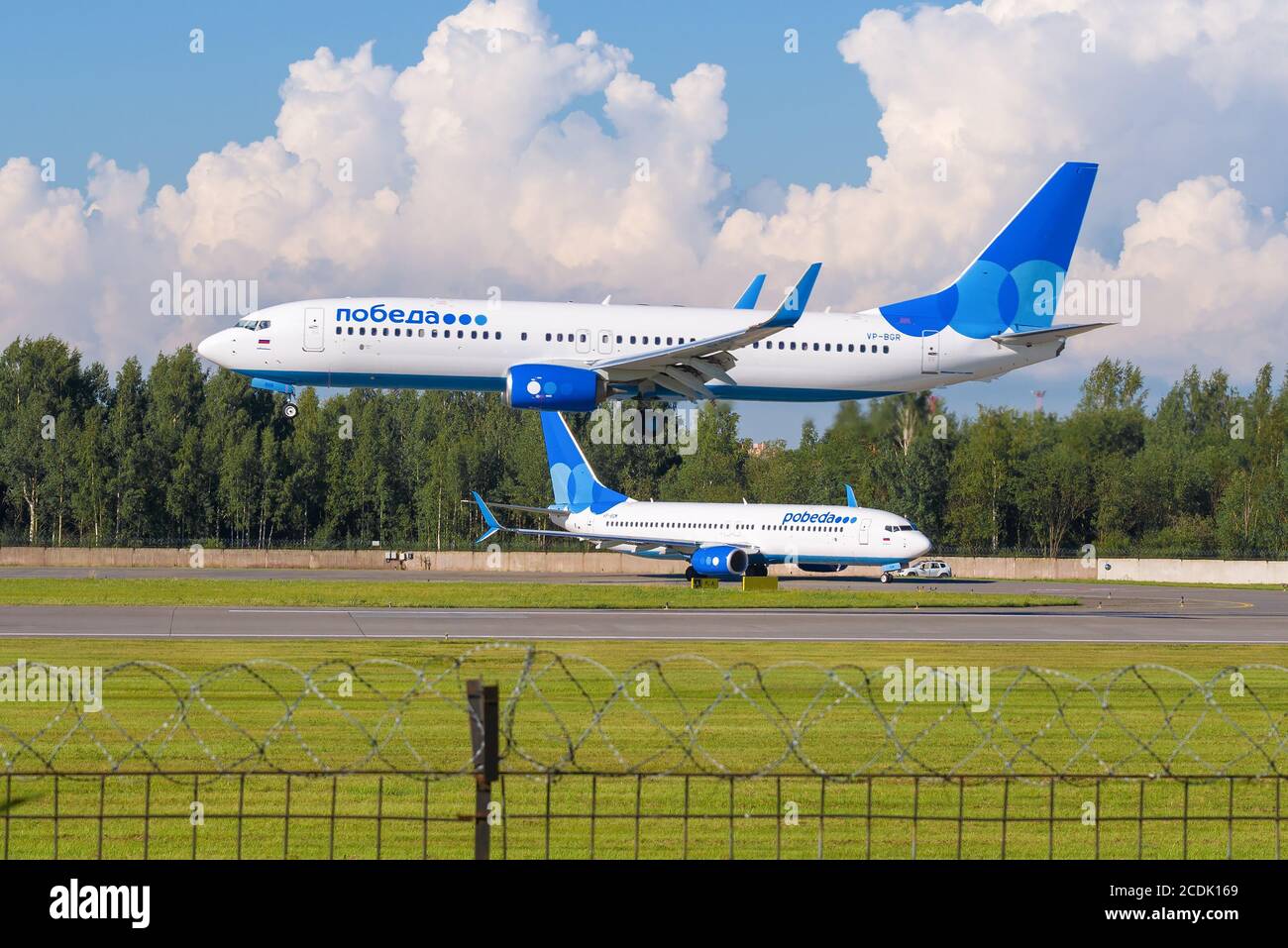 SAN PETERSBURGO, RUSIA - 08 DE AGOSTO de 2020: Dos Boeing 737 de las líneas aéreas de Pobeda en el aeropuerto de Pulkovo en un soleado día de agosto Foto de stock