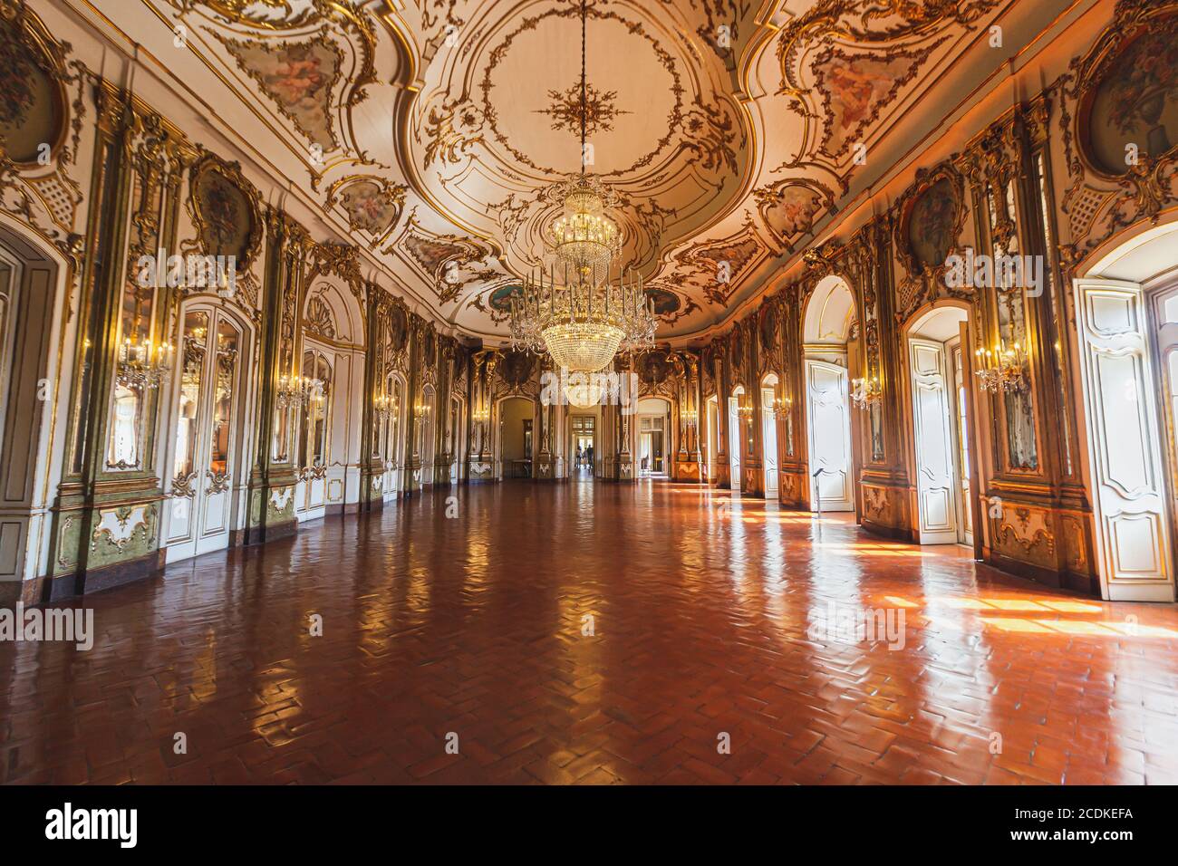 El salón de baile del palacio nacional de Queluz, fue construido entre 1747 y 1794 por el Rey Pedro y su esposa. Sintra, Portugal Foto de stock