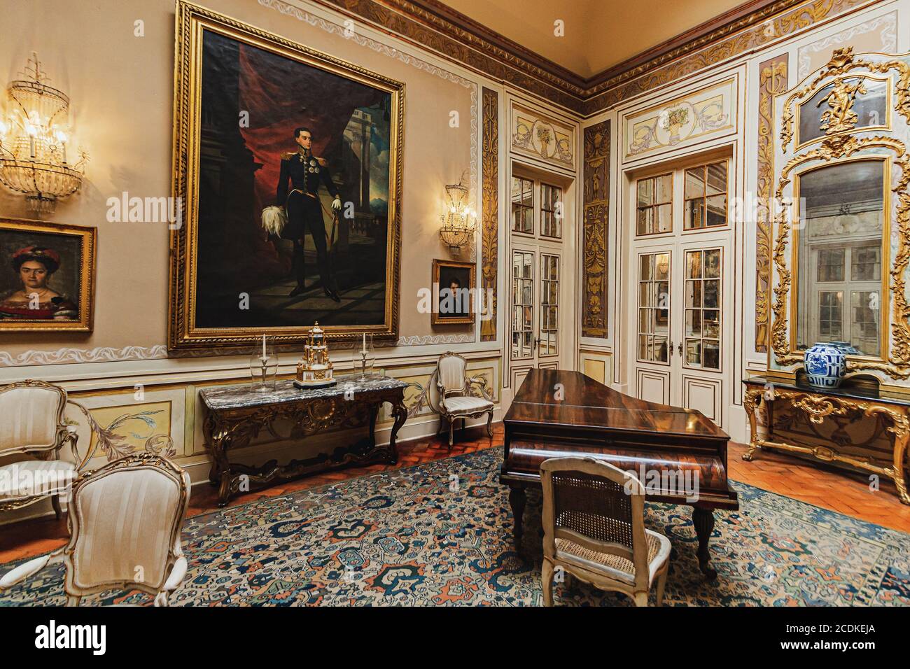 Una habitación del Palacio Nacional de Queluz, fue construida entre 1747 y 1794 para el rey Pedro y su esposa. Sintra, Portugal Foto de stock