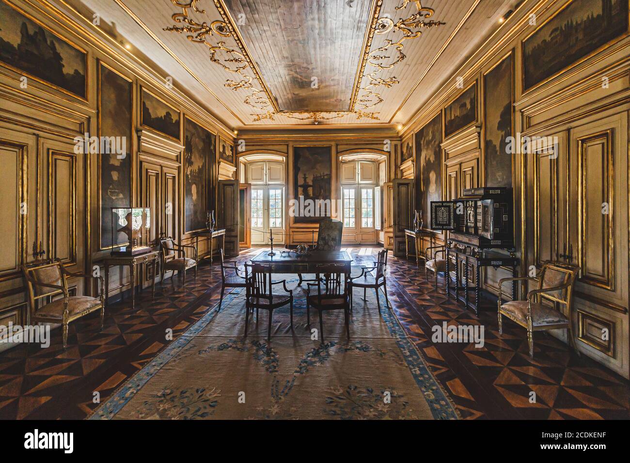 Una habitación del Palacio Nacional de Queluz, fue construida entre 1747 y 1794 para el rey Pedro y su esposa. Sintra, Portugal Foto de stock