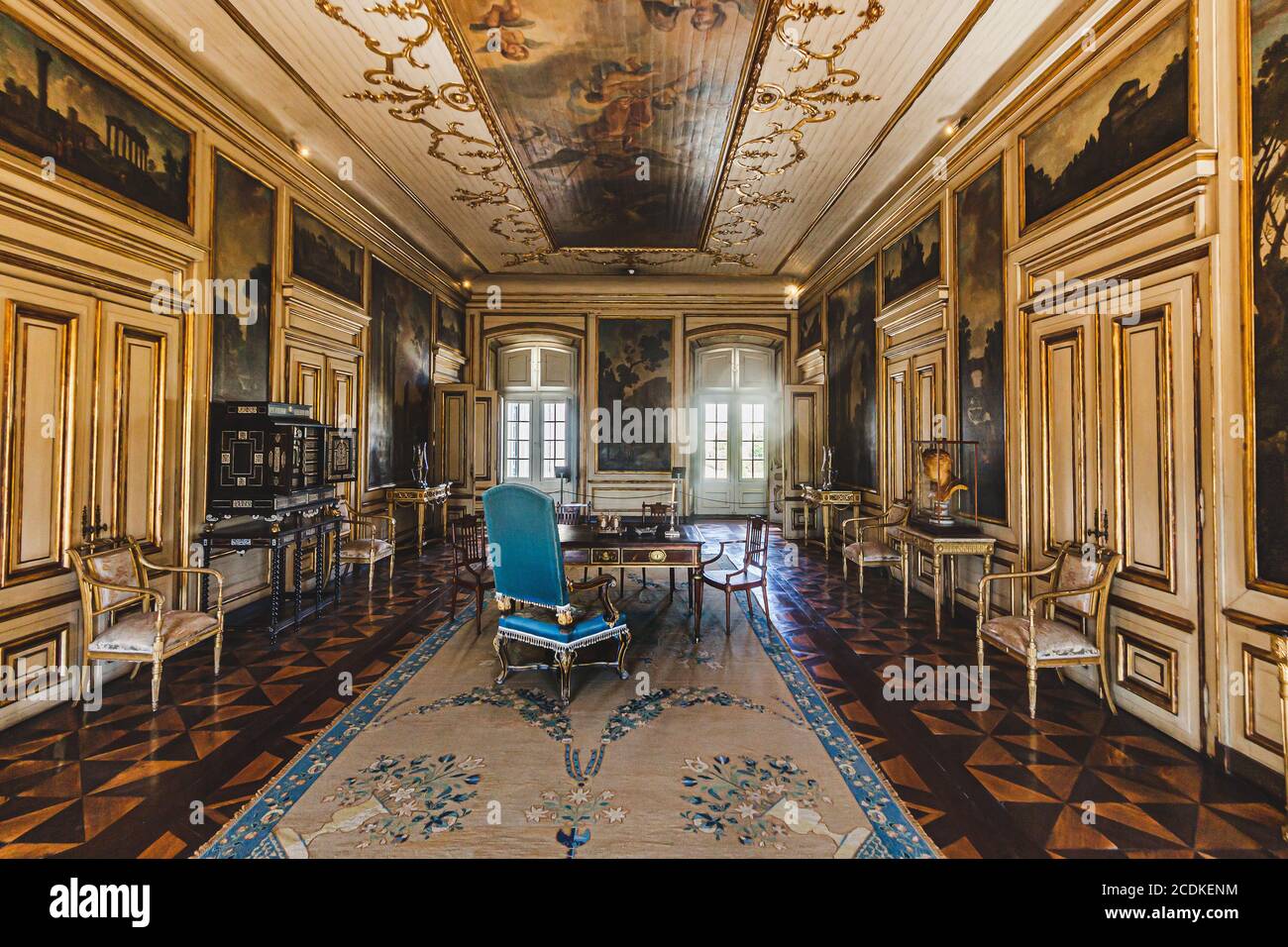 Una habitación del Palacio Nacional de Queluz, fue construida entre 1747 y 1794 para el rey Pedro y su esposa. Sintra, Portugal Foto de stock