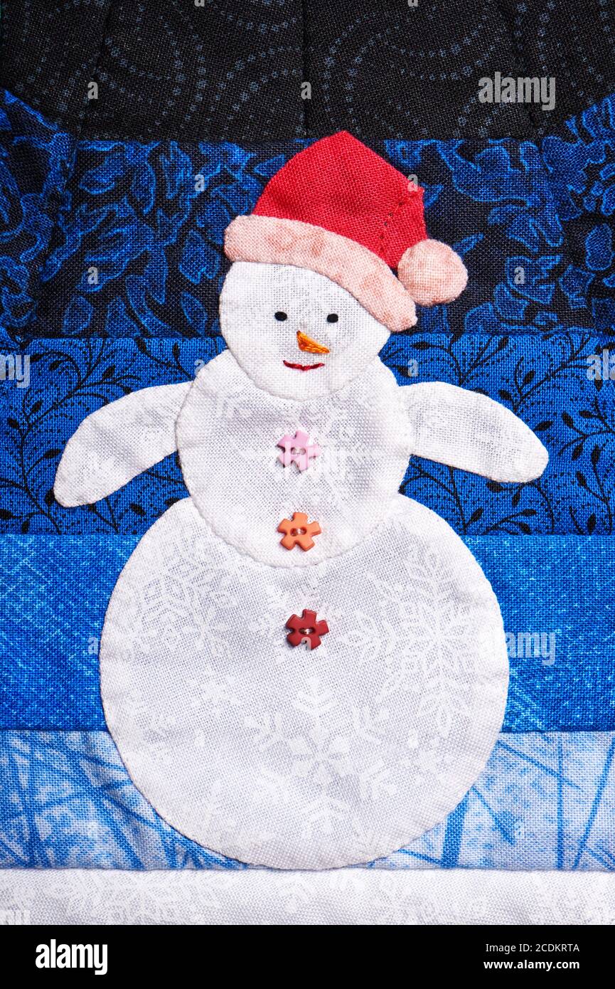 Muñeco de nieve de patchwork hecho ​​out de pedazos de tela con textura de  copos de nieve Fotografía de stock - Alamy