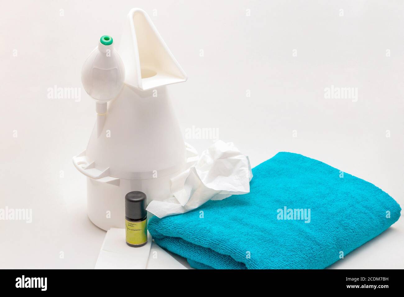 Vaporizador con aceite de eucalipto, toalla y papel-nad Fotografía de stock  - Alamy