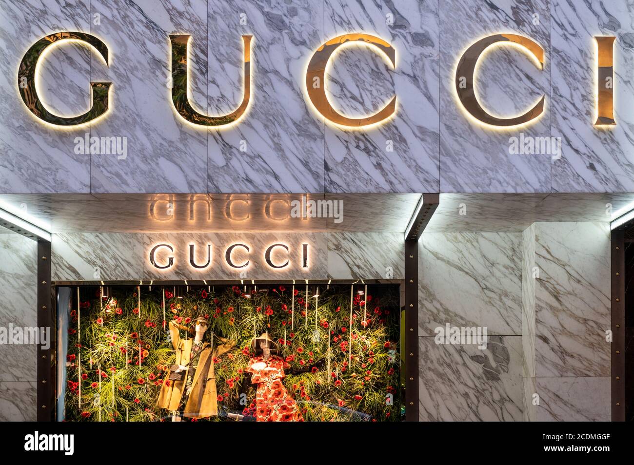 La Marca italiana de moda de lujo Gucci logo y tienda visto en Hong Kong  Fotografía de stock - Alamy