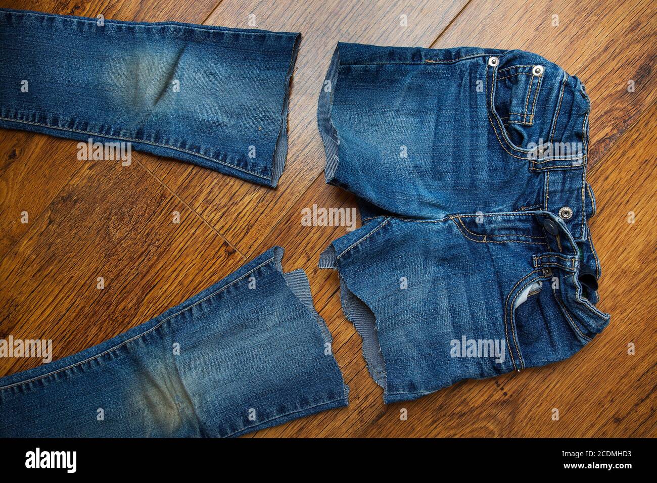 cortar los pantalones vaqueros viejos Fotografía de stock - Alamy