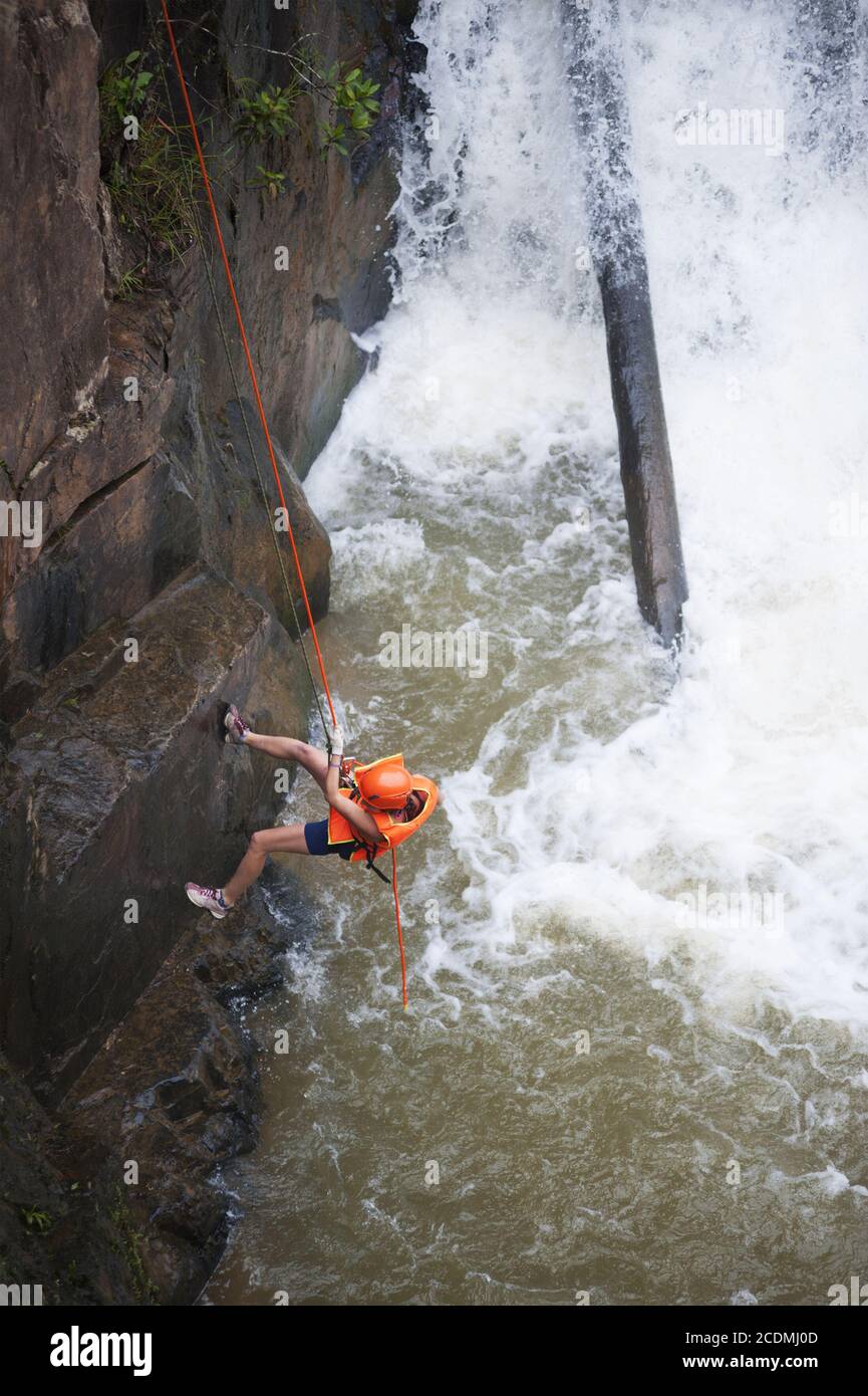 Canyoning turístico en la cascada de Datanla en Vietnam Foto de stock