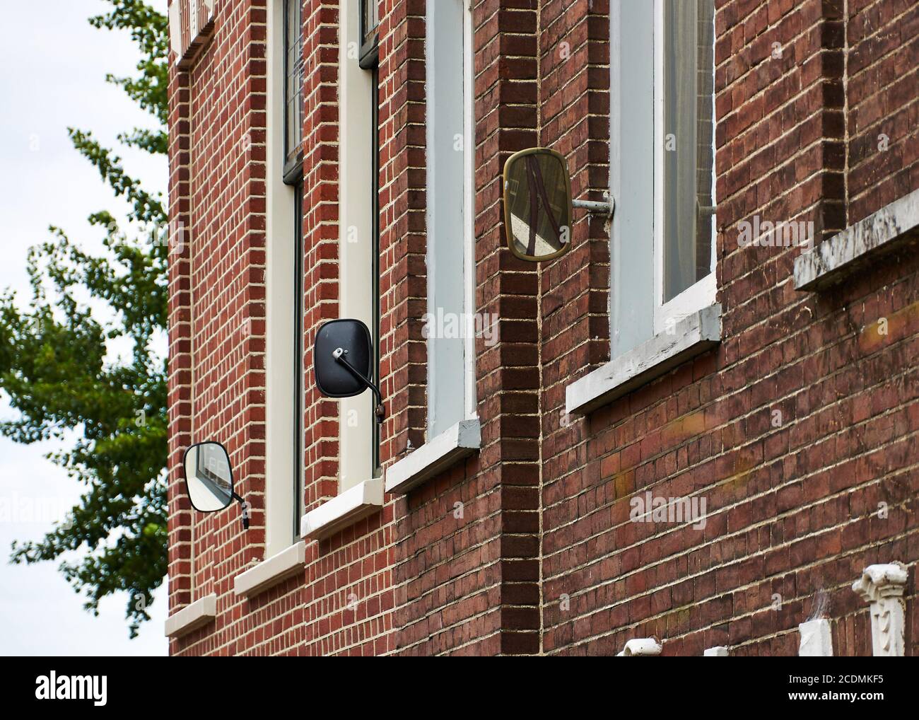 Espejos de obeservación en Windows en Haarlem, Norte- Foto de stock