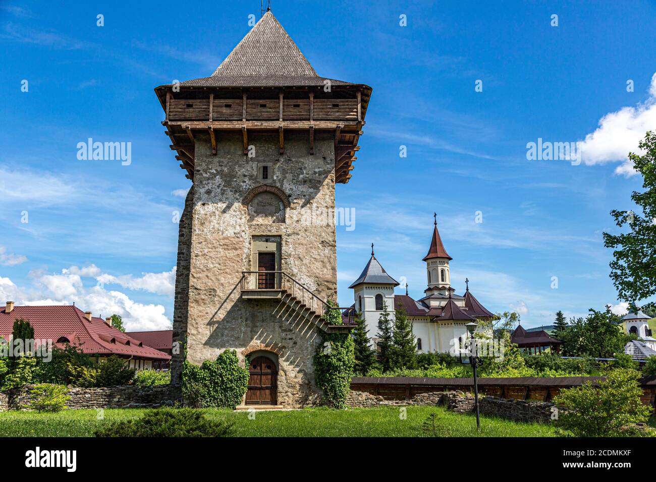 La antigua torre de vigilancia del Monasterio de Humor en el fondo el nuevo Monasterio de Humor, Humor, Rumania Foto de stock