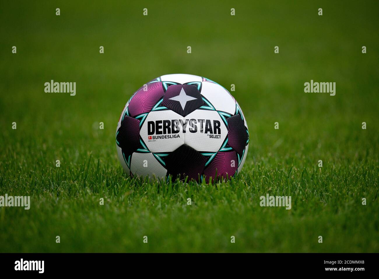 Adidas Derby estrella Brillant APS 20/21, partido de pelota de la temporada  2020/2021 Bundesliga en color turquesa y púrpura, se encuentra en el  césped, Alemania Fotografía de stock - Alamy