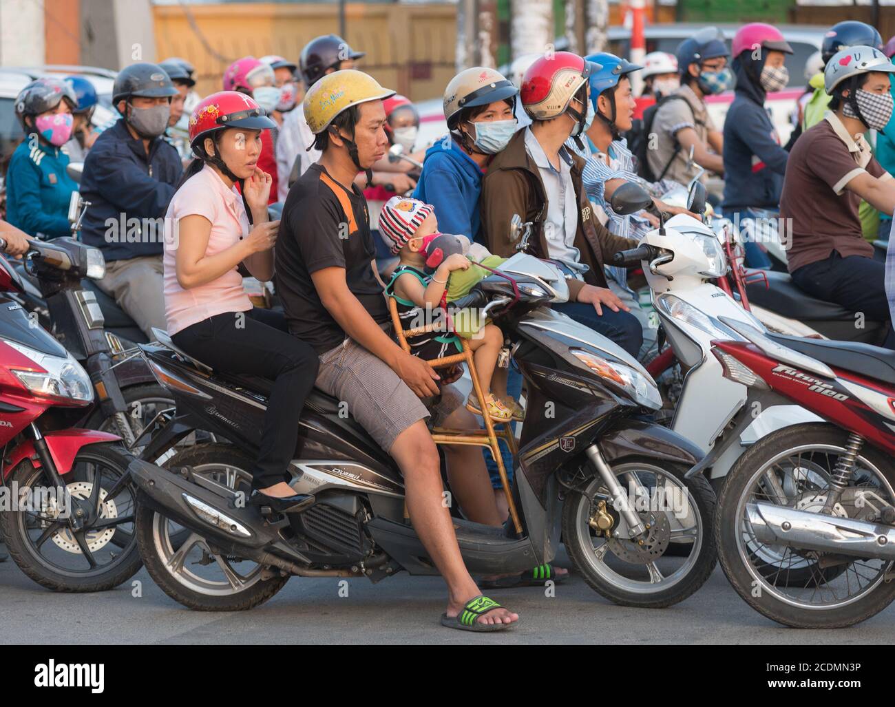 Los motoristas esperan en los semáforos de la ciudad de Saigón Foto de stock