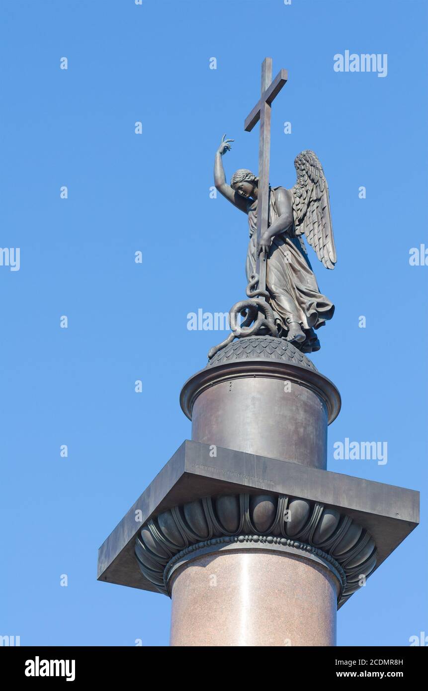Ángel en la parte superior de la columna de Alejandro en San Petersburgo Foto de stock