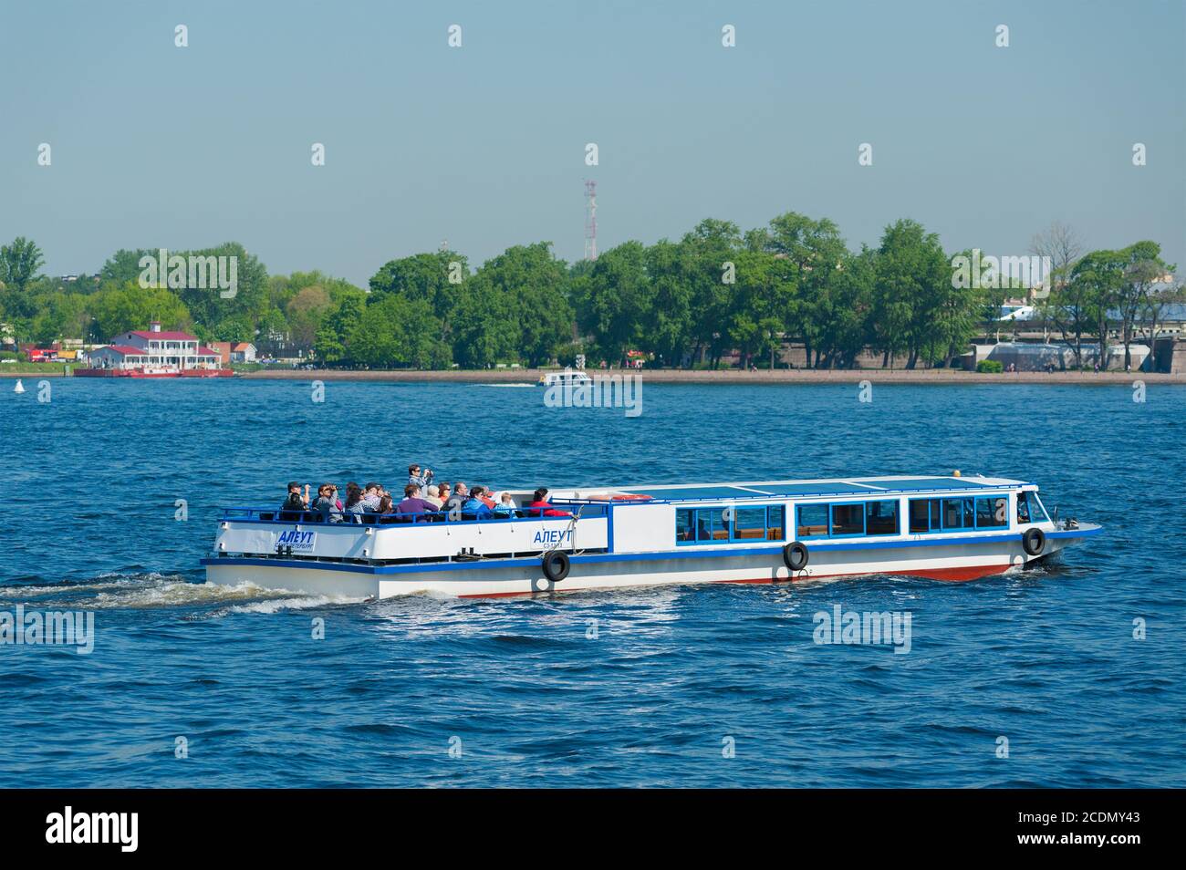 río autobús con los turistas, San Petersburgo Foto de stock