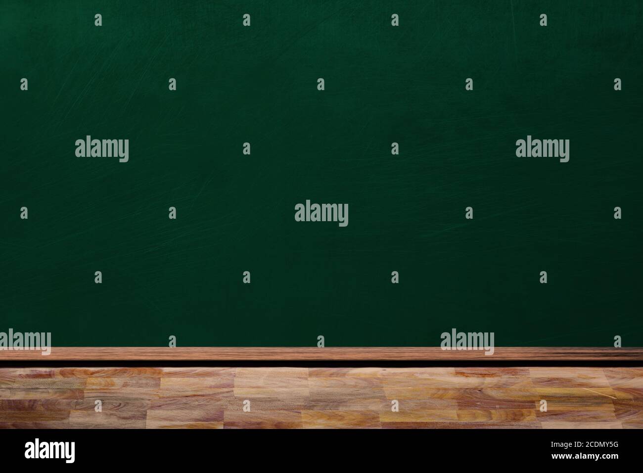 Concepto de educación mostrando pizarra de aula vacía y mesa de madera con espacio de copia. Foto de stock