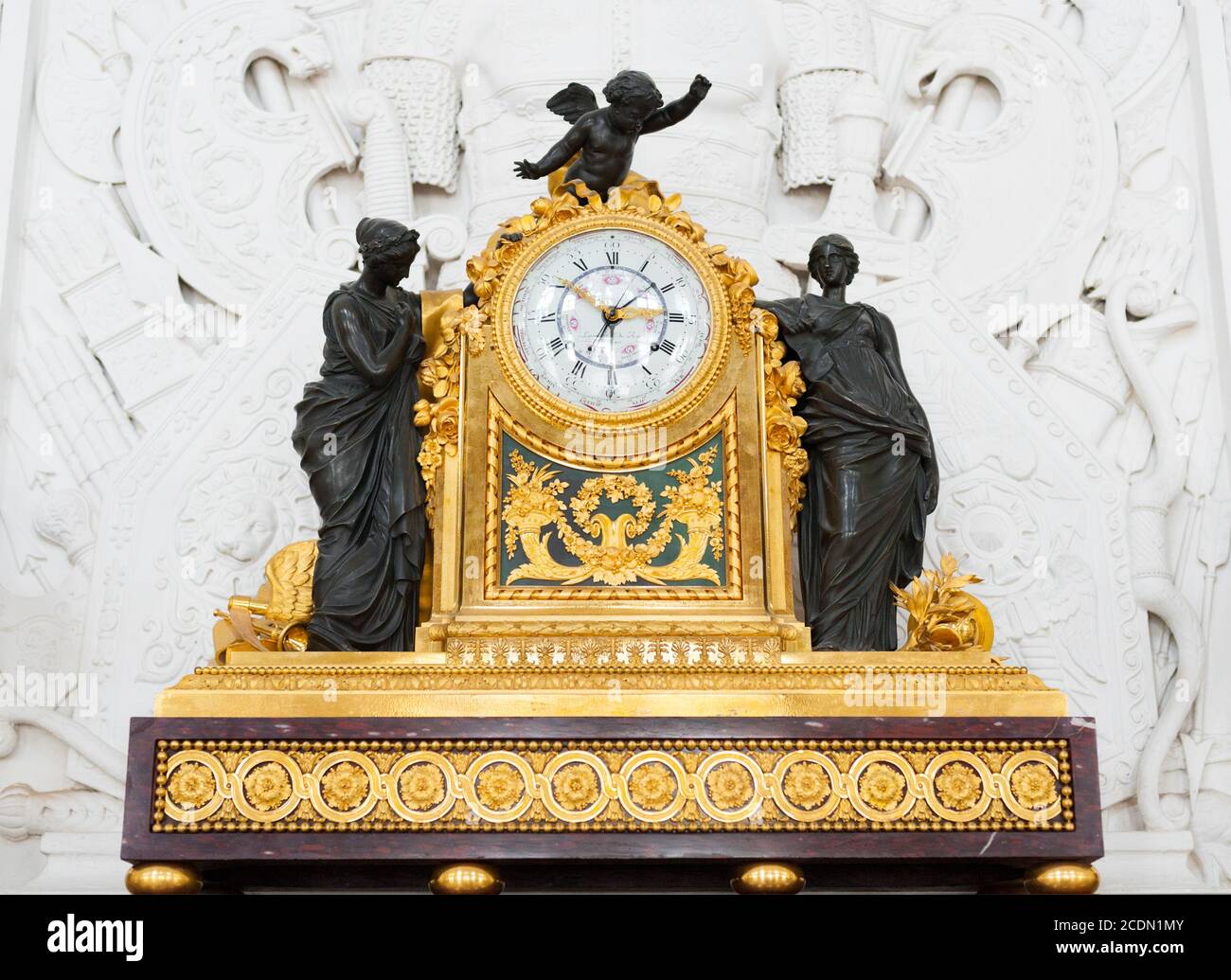 Antiguo reloj de oro en el Museo del Hermitage Foto de stock