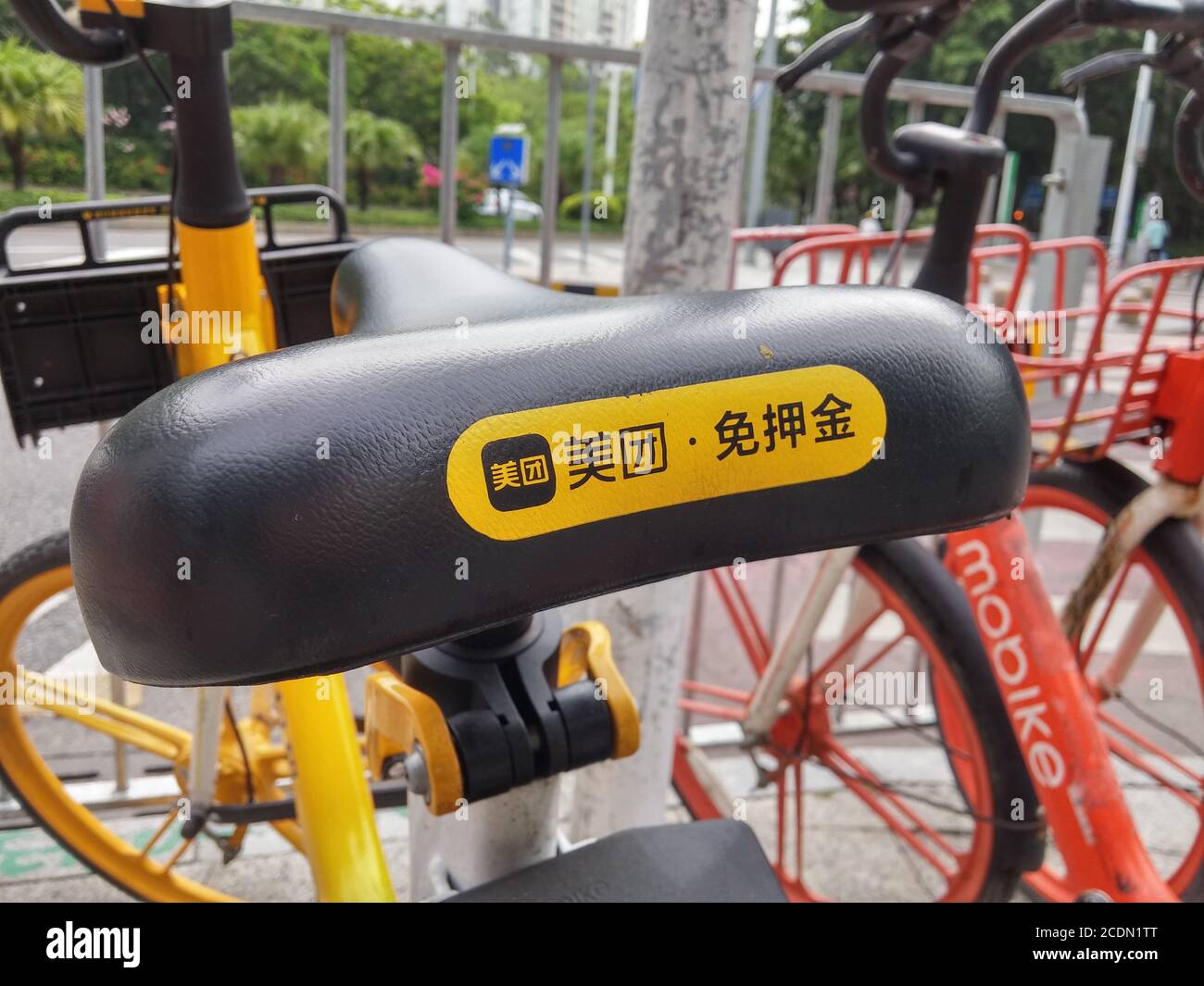 Shenzhen, China: Bicicleta meituana compartiendo en la acera Fotografía de  stock - Alamy