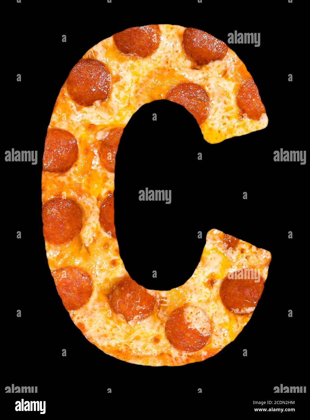 Letra C cortada de pizza con peperoni Foto de stock