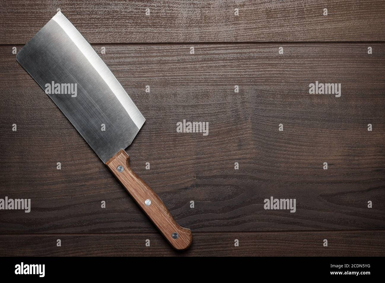 cuchillo de cocina en la mesa de madera marrón Foto de stock