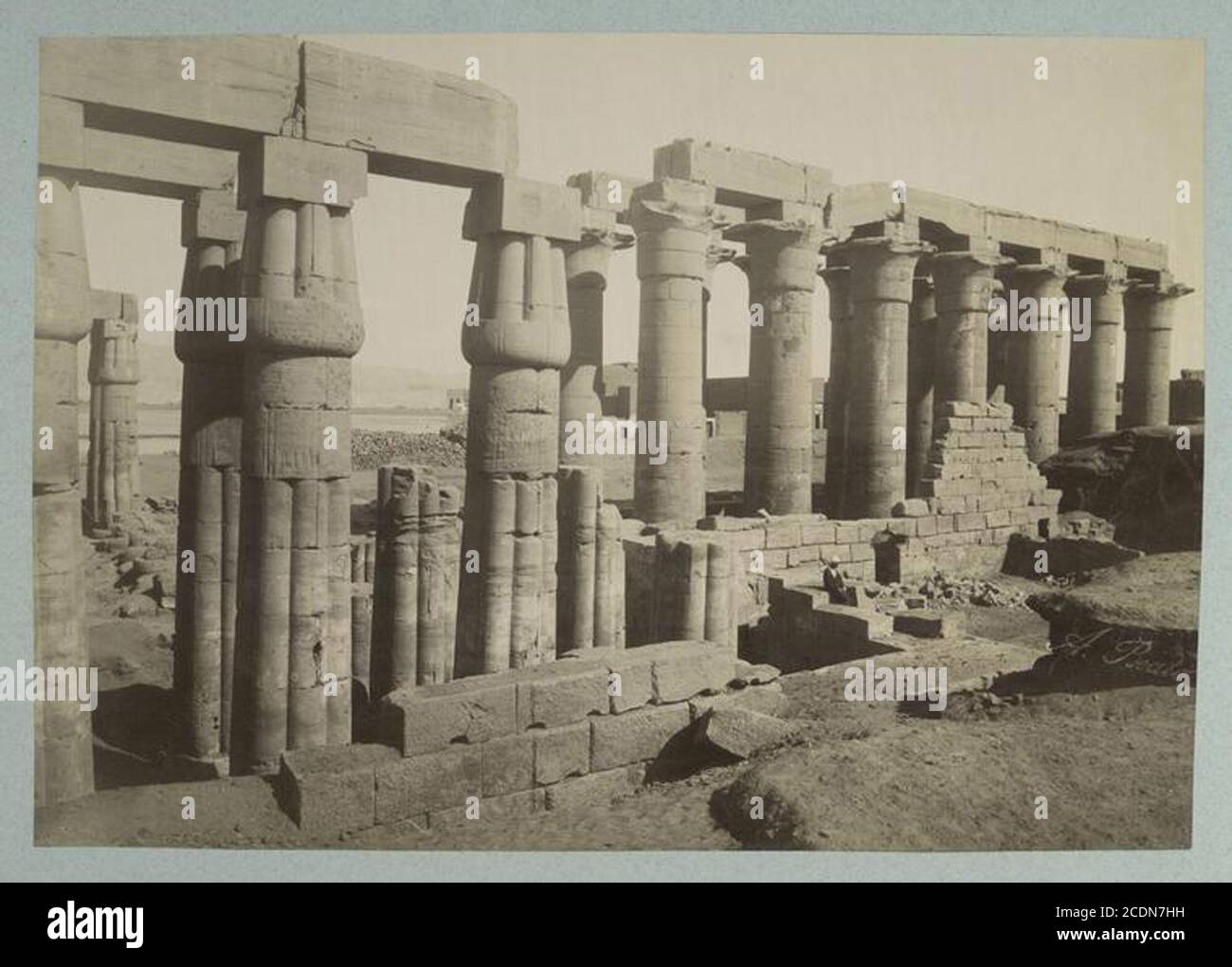Louxor   Templo de Amenhophis, corte est. Foto de stock