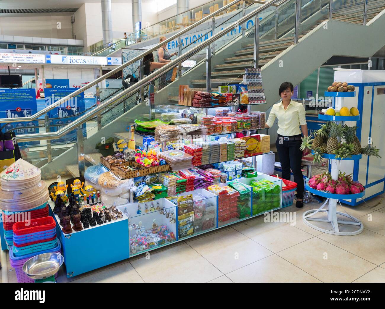 Tienda de souvenirs en el aeropuerto internacional Cam Ranh, Vietnam Foto de stock