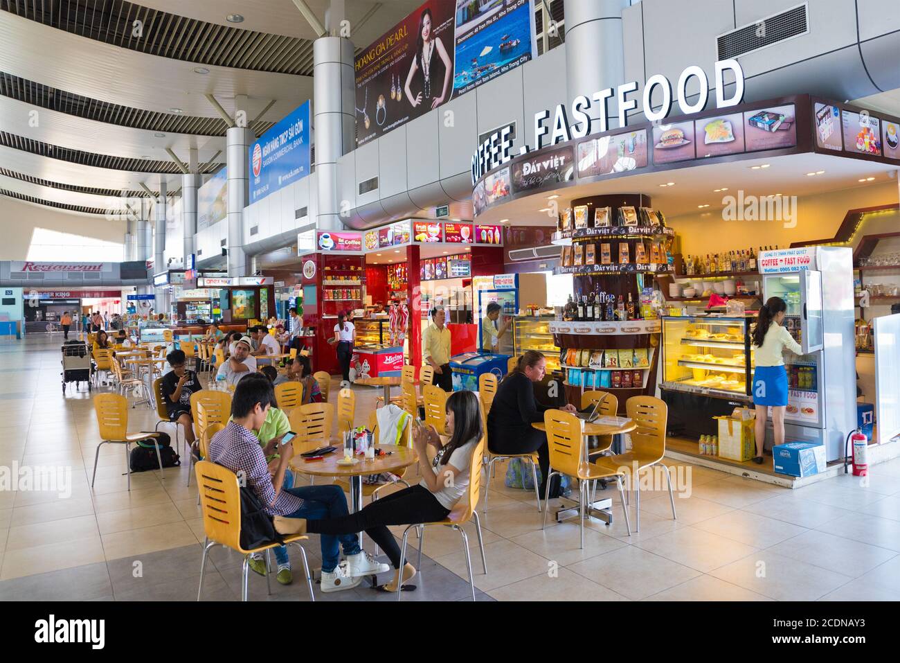 Cafés y restaurantes en el interior del Aeropuerto Internacional Cam Ranh, Vietnam Foto de stock