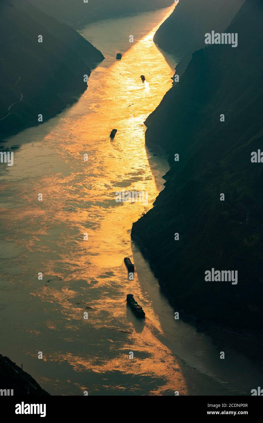(200829) -- ENSHI, 29 de agosto de 2020 (Xinhua) -- los barcos navegan por el desfiladero de Wuxia, una de las tres gargantas del río Yangtze, en la provincia central de Hubei en China. (Foto de Zheng Jiayu/Xinhua) Foto de stock