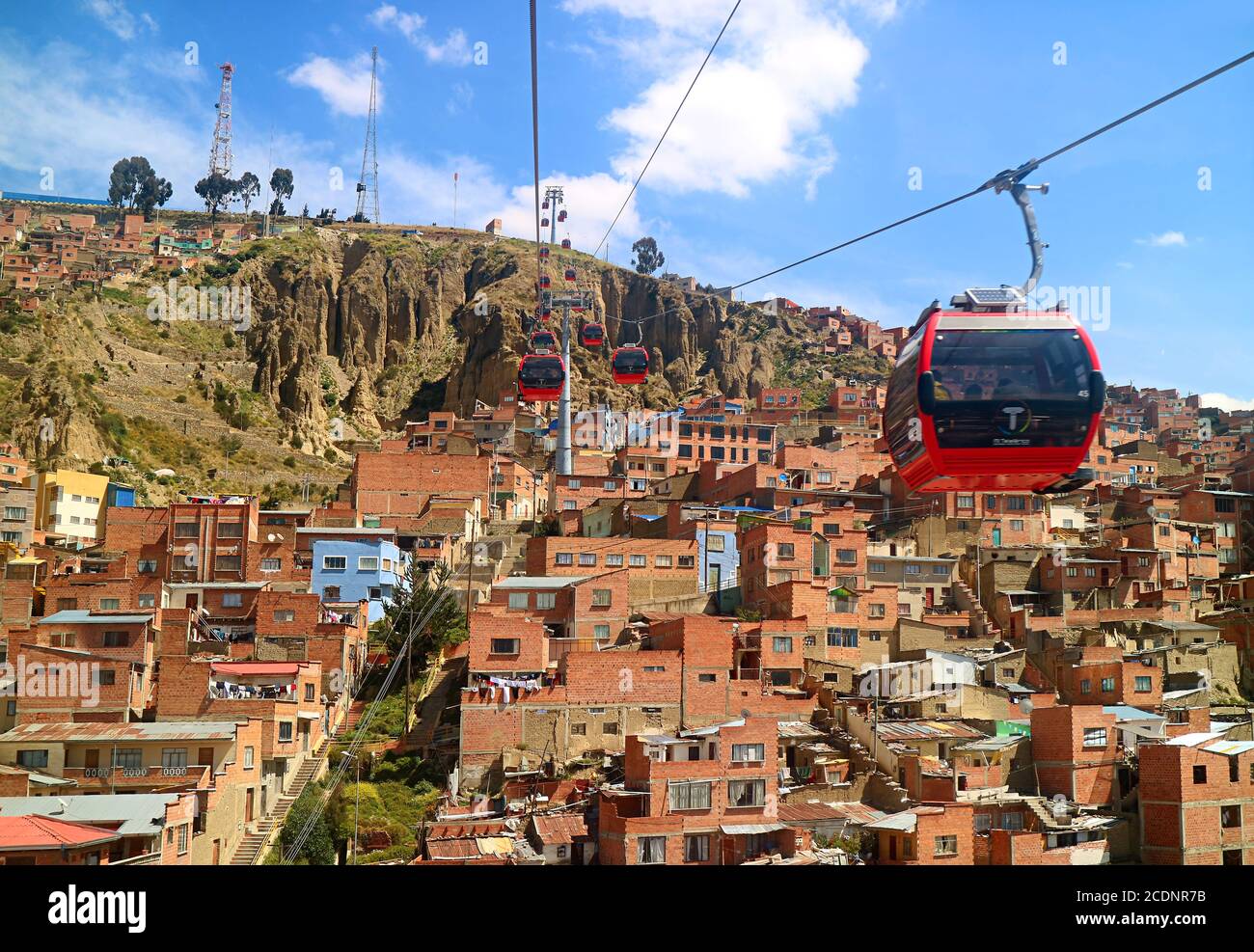 Impresionante paisaje urbano de la Paz con Mi Teleferico, el sistema de transporte urbano de
