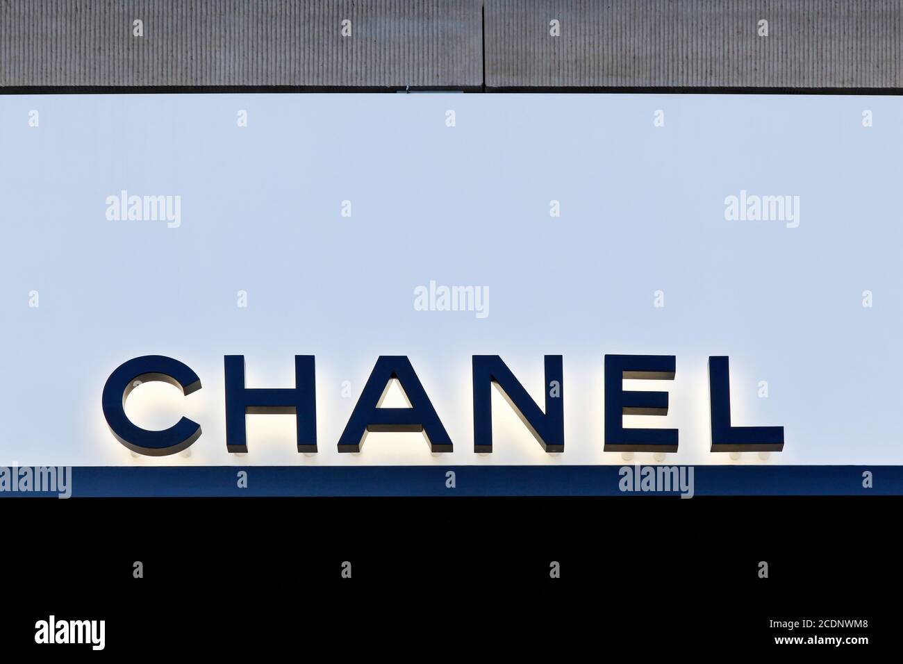Copenhague, Dinamarca - 2 de abril de 2019: Logotipo de Chanel en una pared. Chanel es una casa francesa de alta costura especializada en alta costura Foto de stock