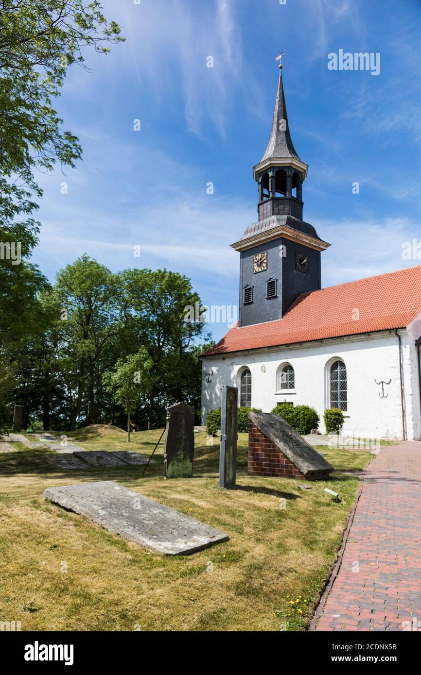 Iglesia de San Lorenzo de la parroquia de Lunden y el cementerio familiar de los siglos 15 y 16 en el cementerio Foto de stock