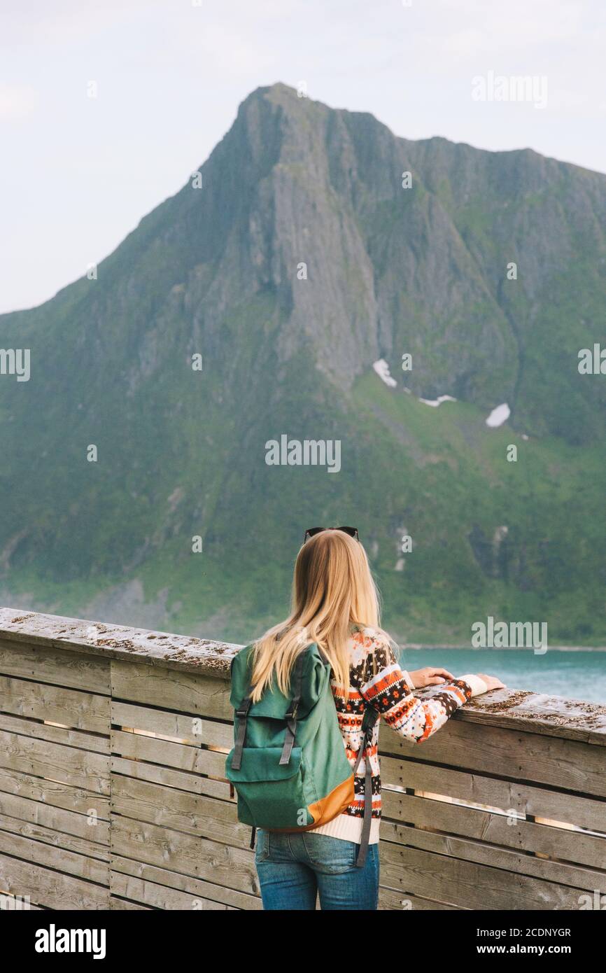 Mujer de turismo mirando a la vista en Noruega viajes solitario backpacking activo estilo vida saludable al aire libre eco turismo vacaciones de verano Fotografía de stock - Alamy