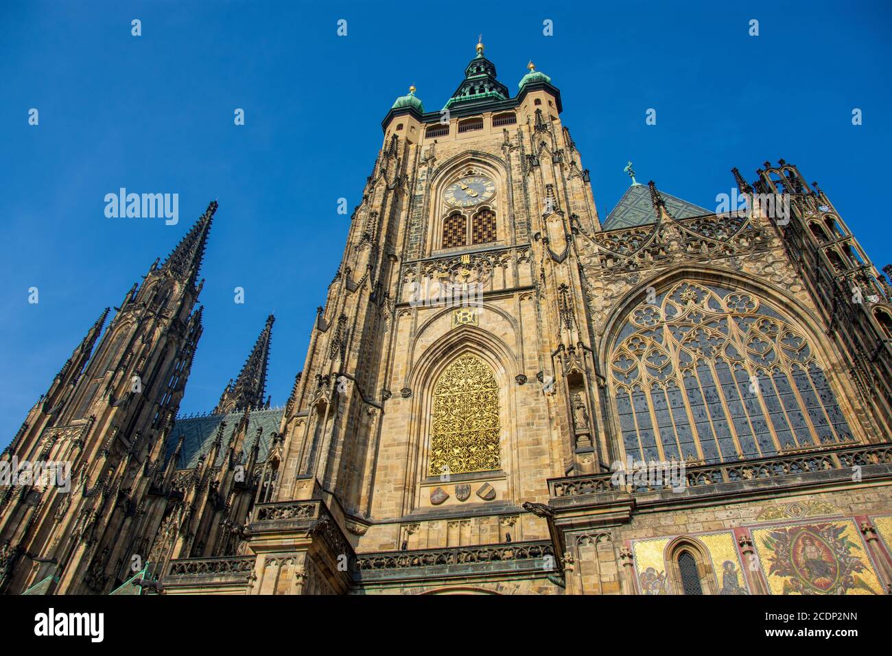 Torres góticas de la catedral de San Vito, Praga, República Checa Foto de stock