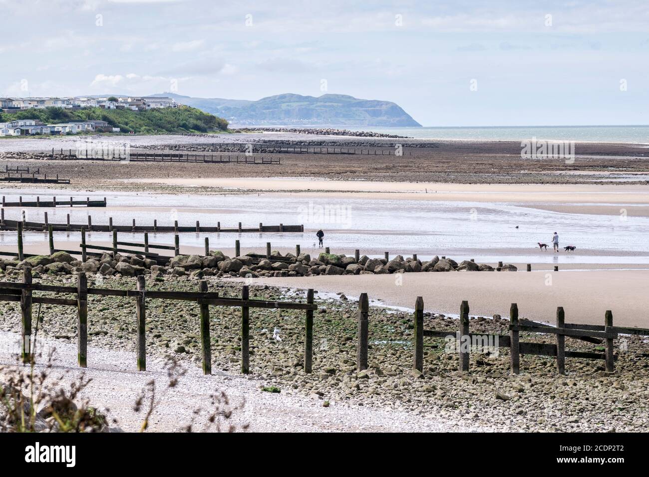 Playa costera del norte de Gales entre Abergele y Llanddulas mirando hacia Llanddulas y más allá Foto de stock
