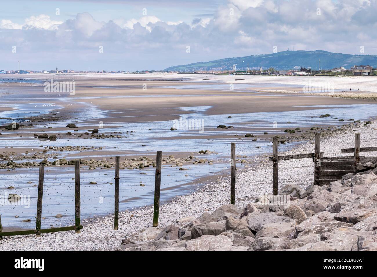Playa costera del norte de Gales entre Abergele y Llanddulas mirando hacia Rhyl Foto de stock