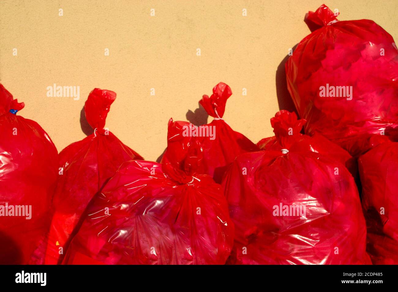 Grupo de bolsas de basura rojas Fotografía de stock - Alamy