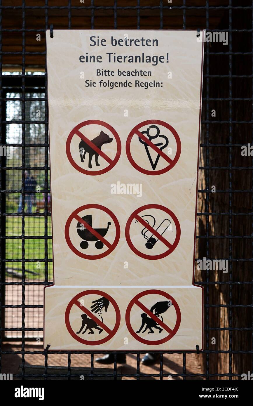 Señal de prohibición a la entrada de un recinto en un zoológico Foto de stock