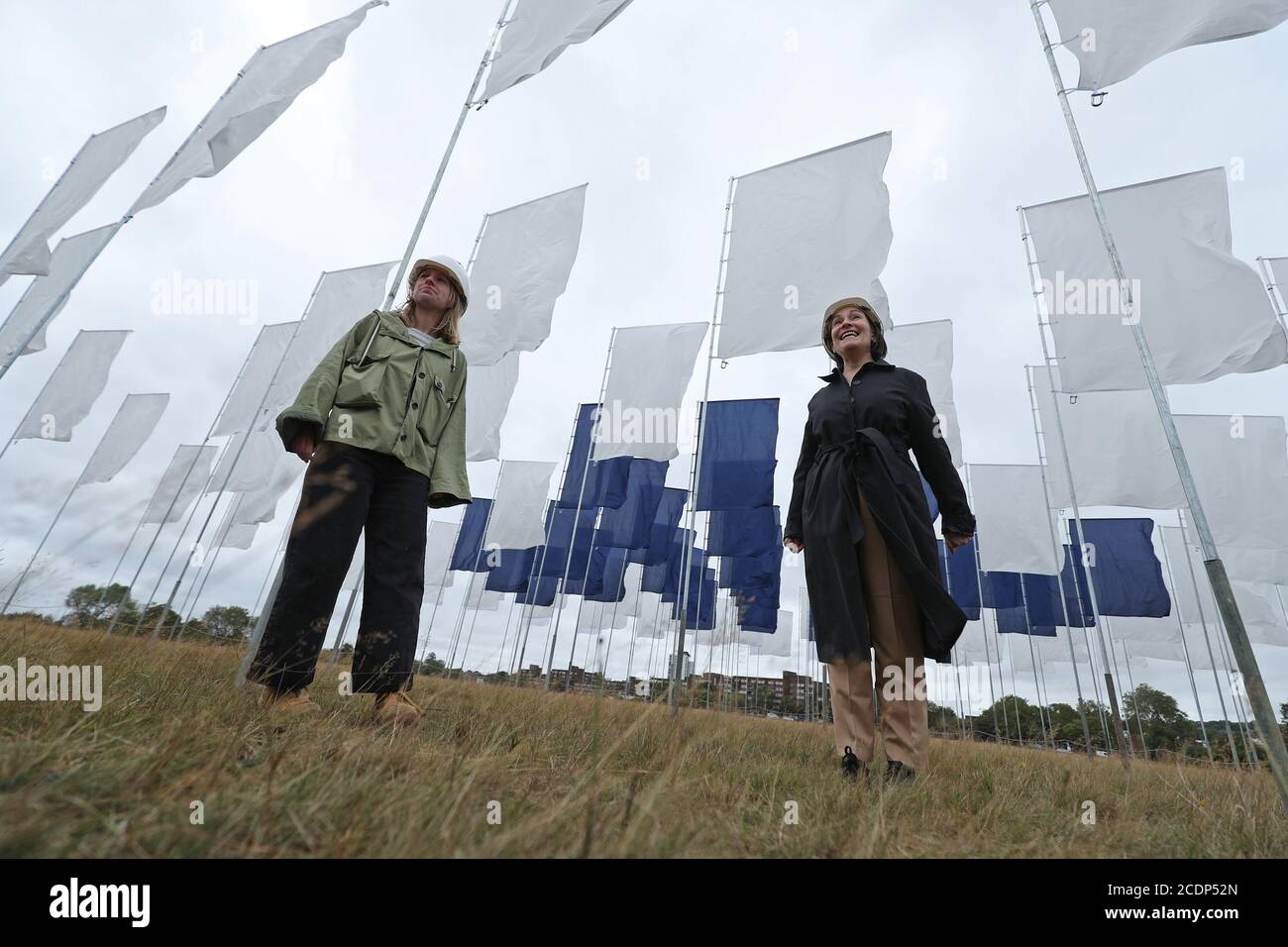 Angela Helleur (derecha), enfermera jefe de Lewisham y Greenwich NHS Trust, y Chloe escuchó, desde el festival de Greenwich y Docklands, posar junto al artista Luke JerramÕs en la instalación de arte Memoriam, erigida fuera del Hospital Queen Elizabeth en Woolwich Common, Londres. Se ha creado como un monumento a los perdidos en la pandemia de Covid-19, así como un tributo al NHS y a los trabajadores de la salud. Foto de stock