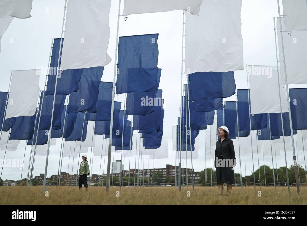 Angela Helleur (derecha), enfermera jefe de Lewisham y Greenwich NHS Trust, y Chloe Heard, del festival de Greenwich y Docklands, posan junto a la instalación artística del artista Luke Jerram en Memoriam, erigida fuera del hospital Queen Elizabeth en Woolwich Common, Londres. Se ha creado como un monumento conmemorativo a los perdidos en la pandemia de Covid-19, así como un homenaje al NHS y a los trabajadores de la salud. Foto de stock