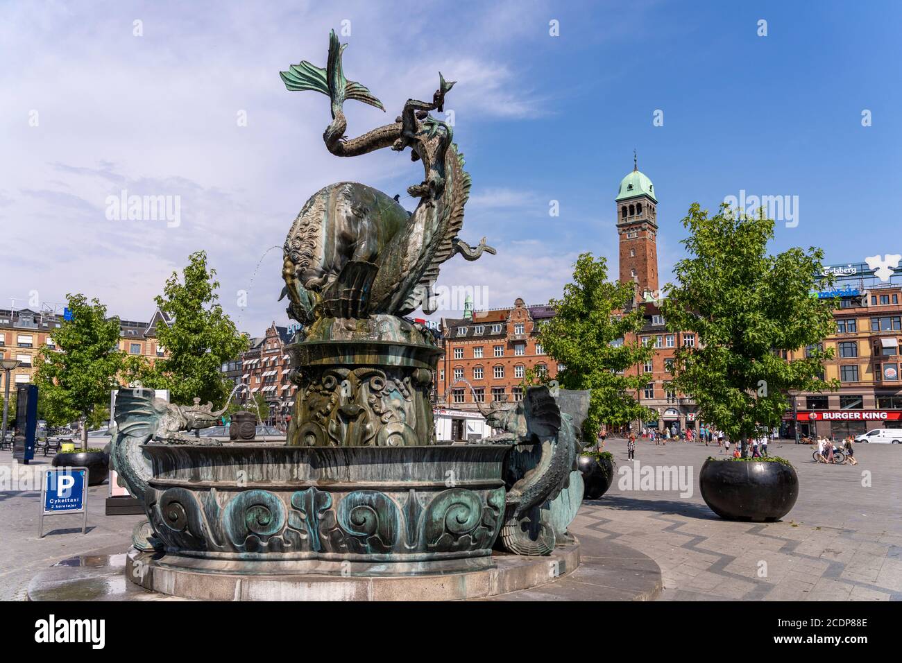 Der Drachenspringbrunnen Dragespringvand auf dem Rathausplatz, Kopenhagen, Dänemark, Europa | la Fuente del Dragón Dragespringvandet en la plaza del Ayuntamiento Foto de stock