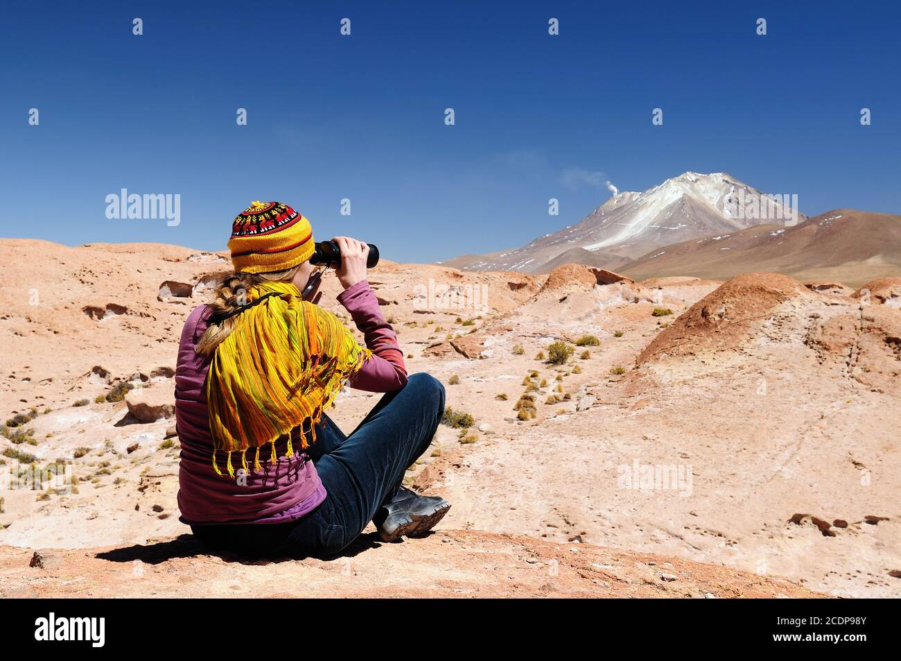 Bolivia - el más bello de los Andes en América del Sur. El paisaje surrealista es casi desarbolado, salpicada por colinas y volcanes chilenos cercano Foto de stock