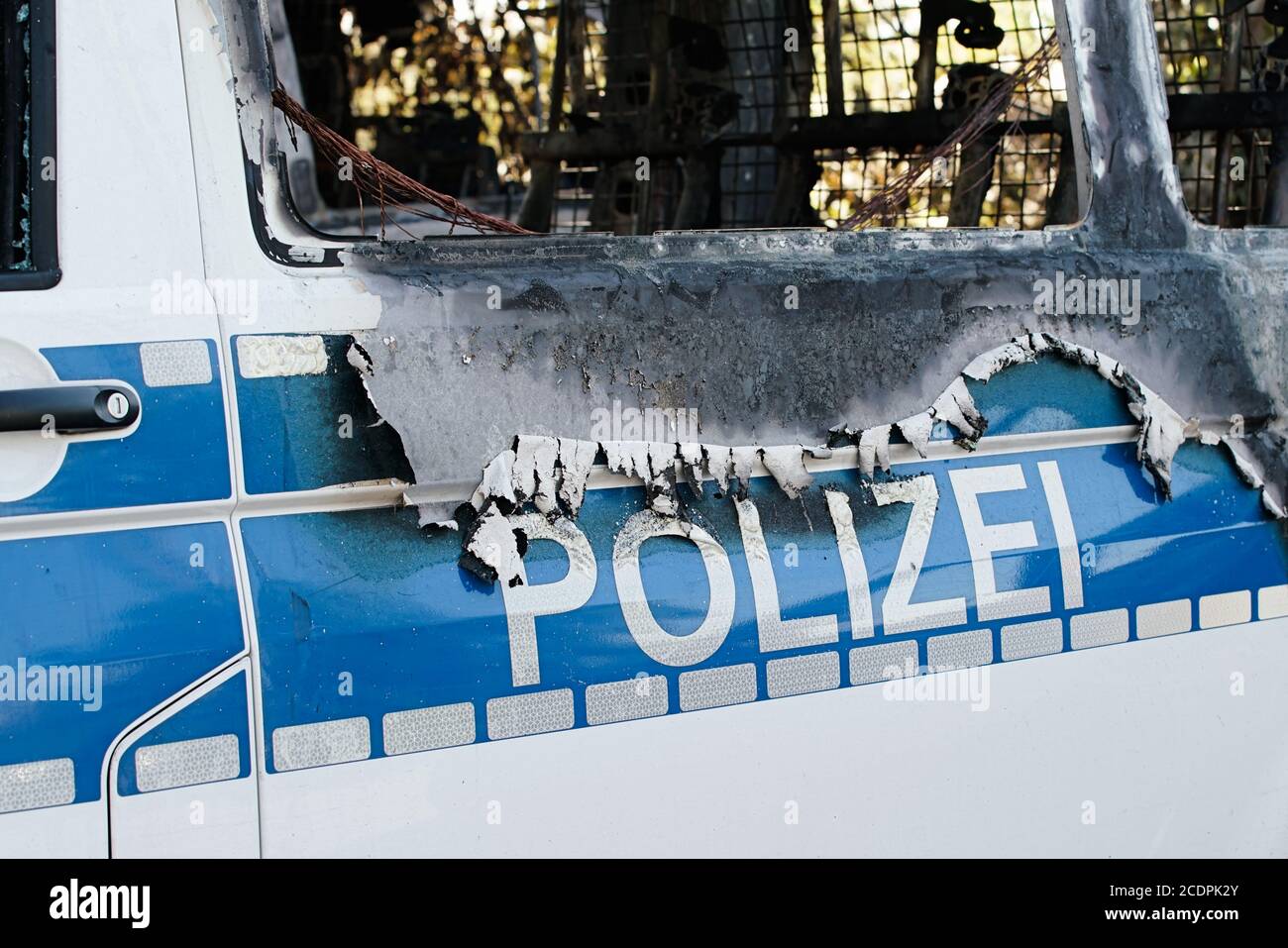 Coches quemados después de un ataque incendiario contra los coches de la policía El centro de Magdeburg Foto de stock
