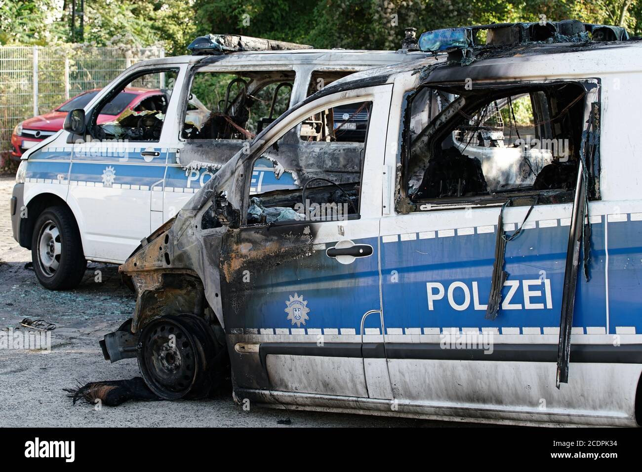 Coches quemados después de un ataque incendiario contra los coches de la policía El centro de Magdeburg Foto de stock