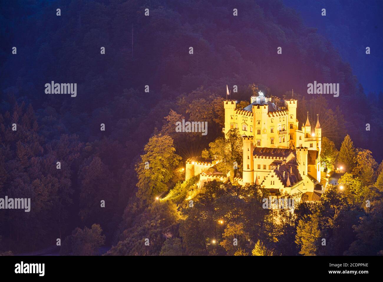 Castillo Hohenschwangau por la noche en los Alpes bávaros de Alemania por la noche. Foto de stock