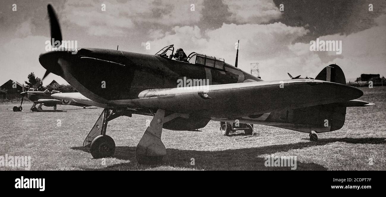 Las inconfundibles líneas de un huracán Hawker diseñado por Sydney Camm en 32 Squadron, Biggin Hill, Kent, Inglaterra. El avión de combate británico de un solo asiento fue eclipsado en la conciencia pública por el papel del Supermarine Spitfire durante la Batalla de Gran Bretaña en 1940, pero el huracán infligió el 60% de las pérdidas sufridas por la Luftwaffe en el compromiso, Y luchó en todos los grandes teatros de la Segunda Guerra Mundial. Foto de stock