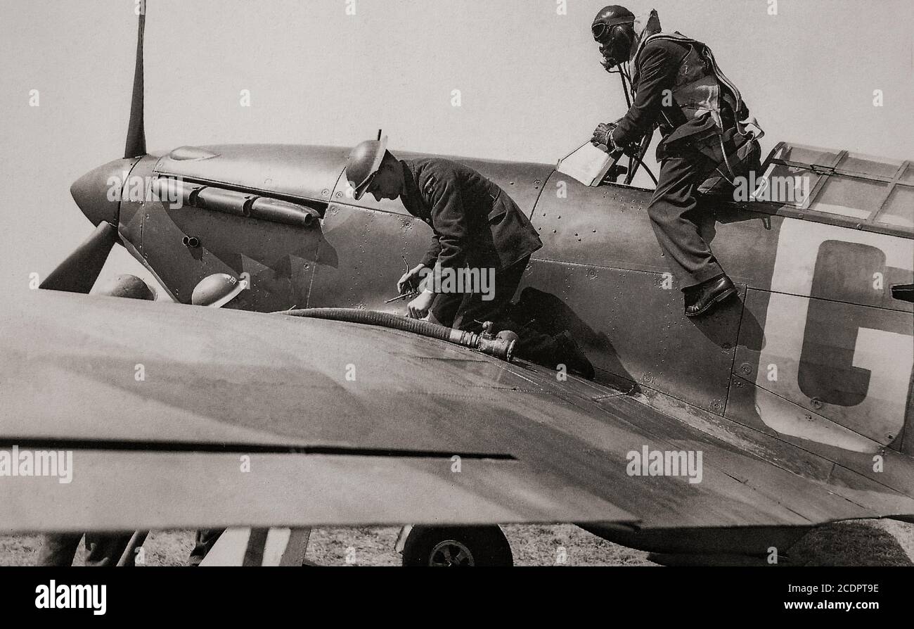 Repostar un huracán Hawker mientras el piloto informa a la inteligencia de Squadron. El avión de combate británico de un solo asiento fue eclipsado en la conciencia pública por el papel del Supermarine Spitfire durante la Batalla de Gran Bretaña en 1940, pero el huracán infligió el 60% de las pérdidas sufridas por la Luftwaffe en el compromiso, Y luchó en todos los grandes teatros de la Segunda Guerra Mundial Foto de stock