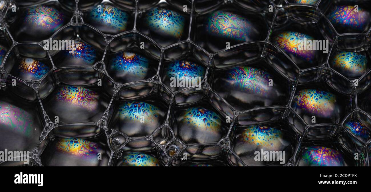Reflejos coloridos y patrones geométricos en esta macro imagen de burbujas de jabón Foto de stock