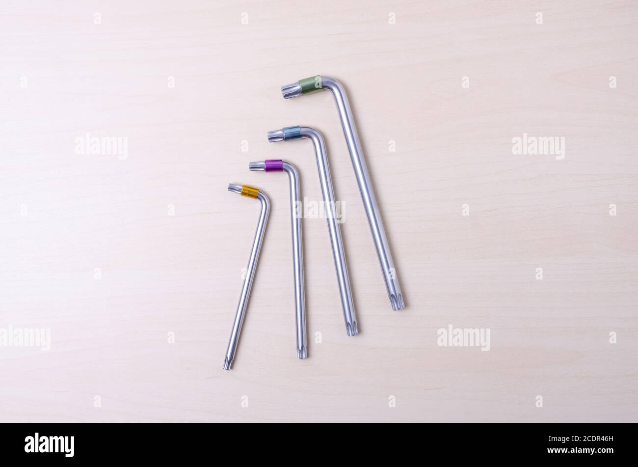 Llaves en L Torx, llave, paralobe, destornillador estrella, juego de  herramientas de puntas con diferentes tamaños sobre mesa de madera o  escritorio de primer plano vista desde arriba Fotografía de stock -