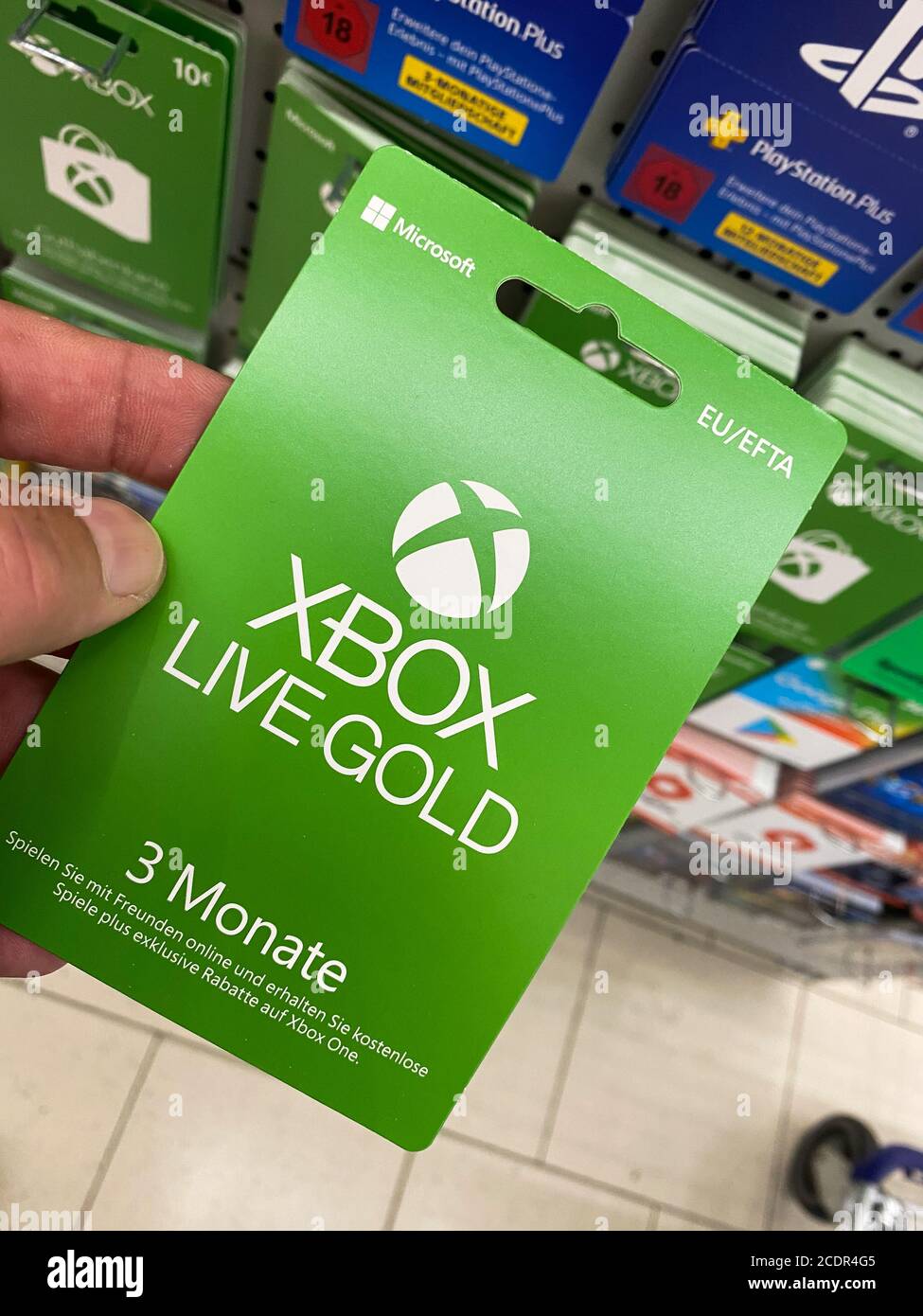 Viersen, Alemania - 9 de julio. 2020: Ver en Xbox Live tarjeta de regalo  oro mantener a mano en el supermercado alemán (centrado en la tarjeta  Fotografía de stock - Alamy