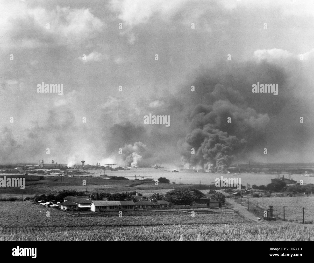 Pearl Harbor 1941. Buques estadounidenses ardiendo después del ataque japonés a Pearl Harbor, 7 de diciembre de 1941. Foto de stock